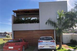 Casa residencial de dois pavimentos, não-averbada, localizada no Condomínio Araçari no Paysage Terra Nova em Londrina/PR 