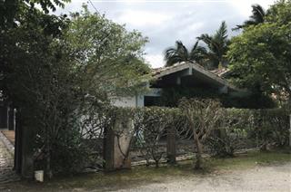 Residência de alvenaria, com 03 quartos, 04 banheiros e demais dependências comuns, com área total de 976,00 M², em Florianópolis/SC