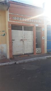 Uma casa comercial, contendo 02 (duas) portas de frente, situada na Praça Tobias Barreto, n° 218
